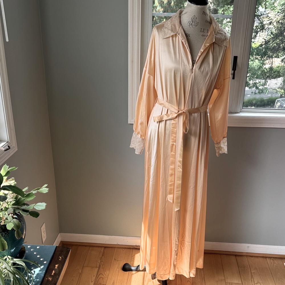 Vintage Vanity Fair peach lace trimmed zip front maxi dressing dress EVC size M